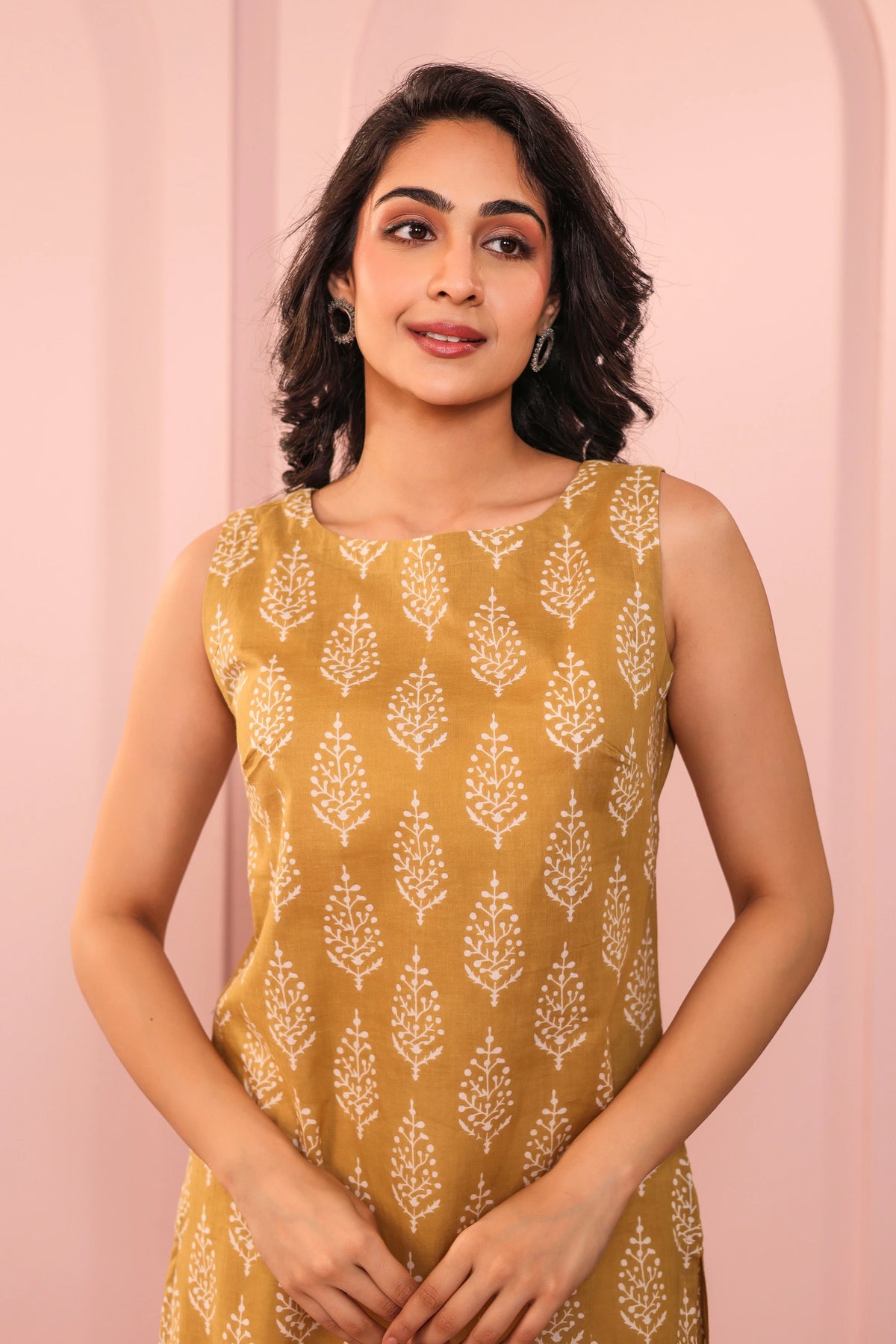MUL COTTON BOAT NECK SLEEVELESS KURTI