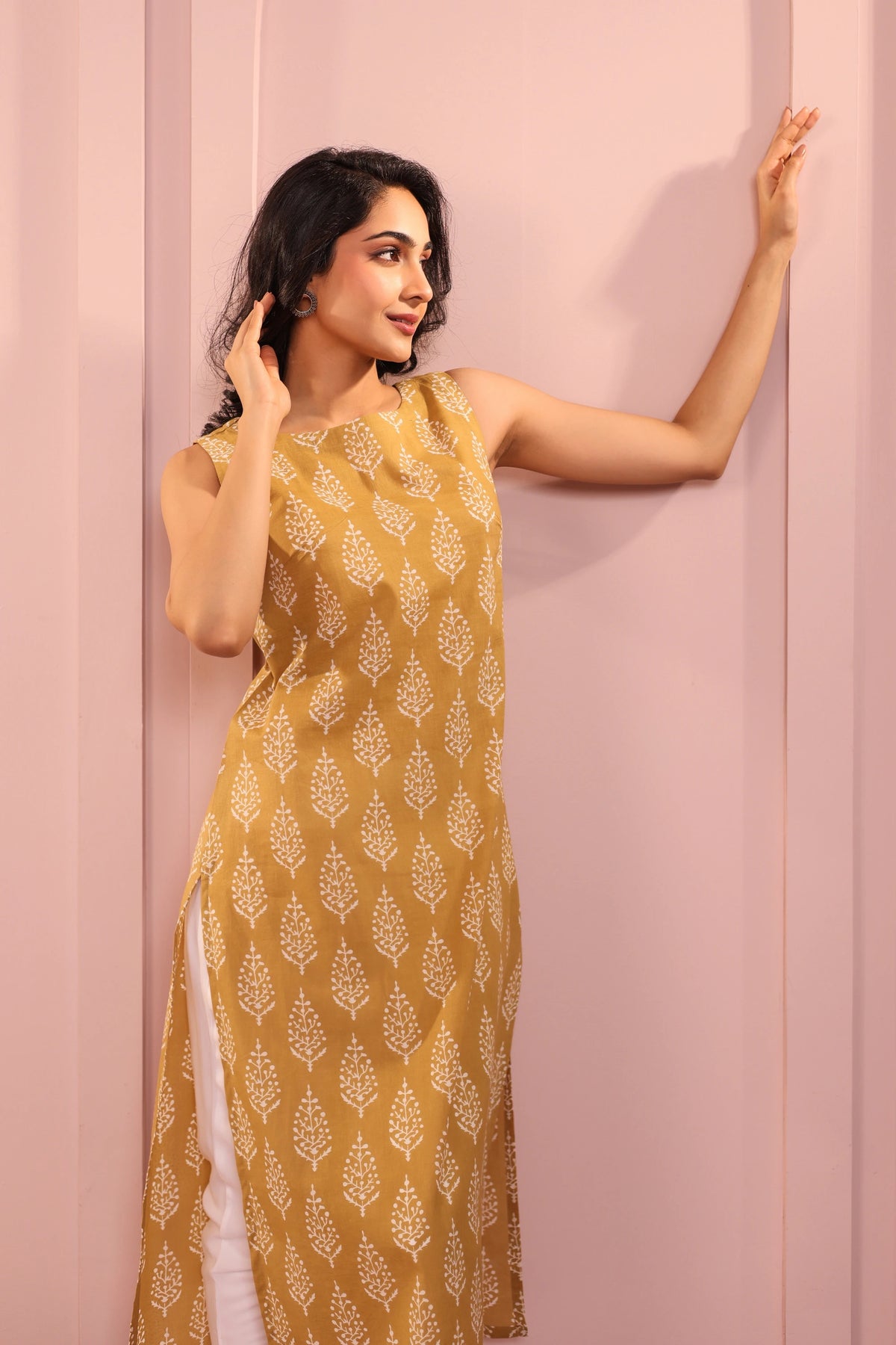 MUL COTTON BOAT NECK SLEEVELESS KURTI
