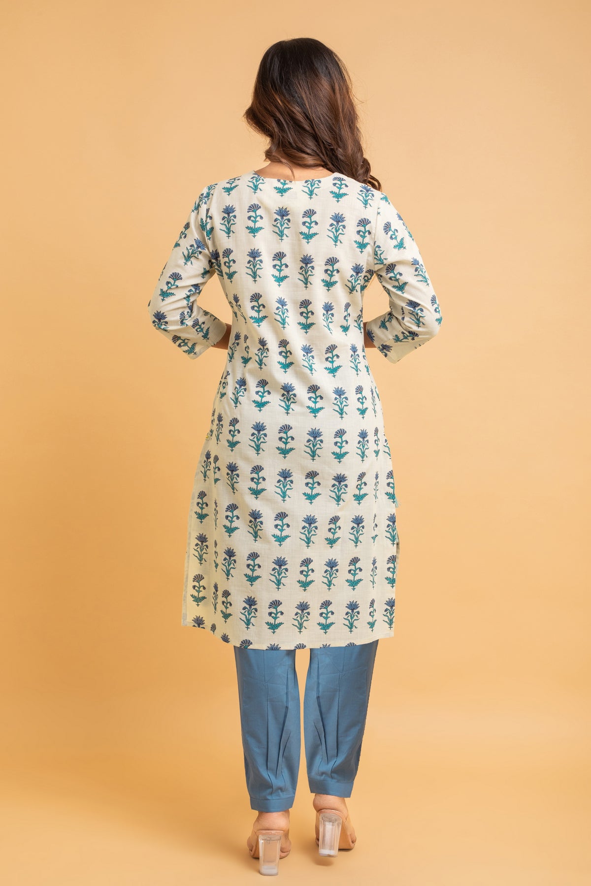 EMBRACE SIMPLICITY WITH OUR SCREEN PRINTED STRAIGHT FIT KURTA SET!
