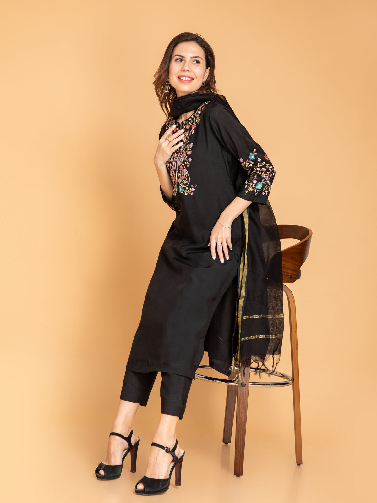 MUSLIN SILK 3PCS KURTA PANT SET WITH EMBROIDERY