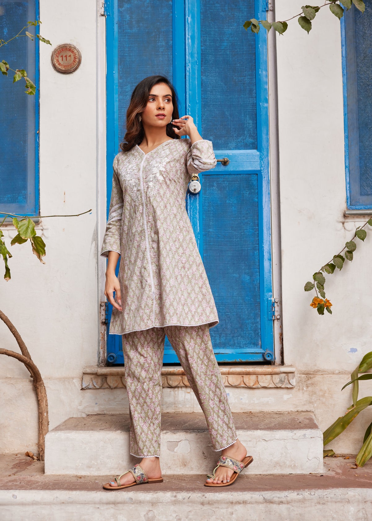 MUL-COTTON PRINTED LACE DETAIL CO-ORD SET EMBELLISHED WITH EMB. & HAND WORK HIGHLIGHT.