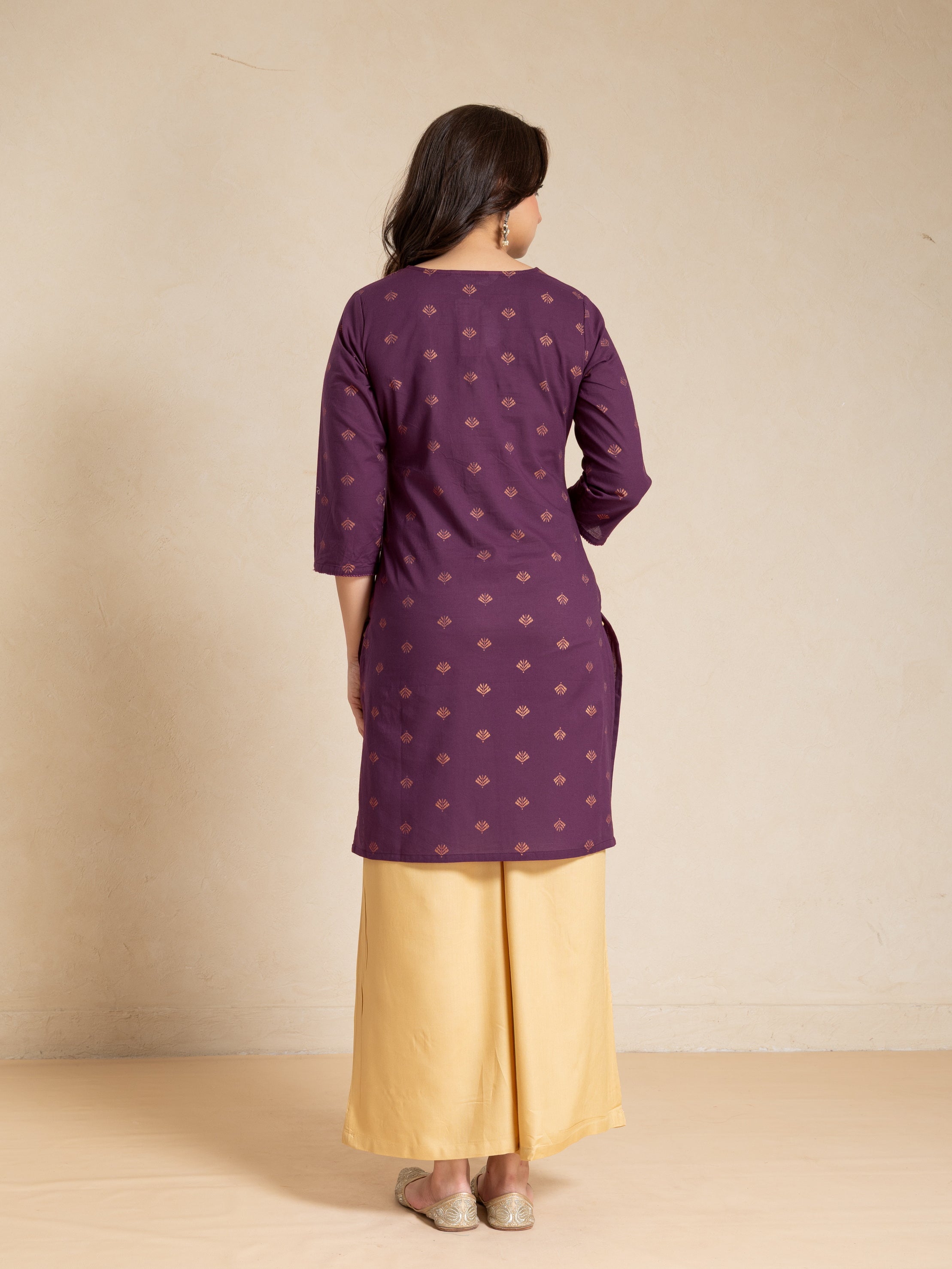 Printed knee length straight kurta with 3/4 sleeve with lace on neckline