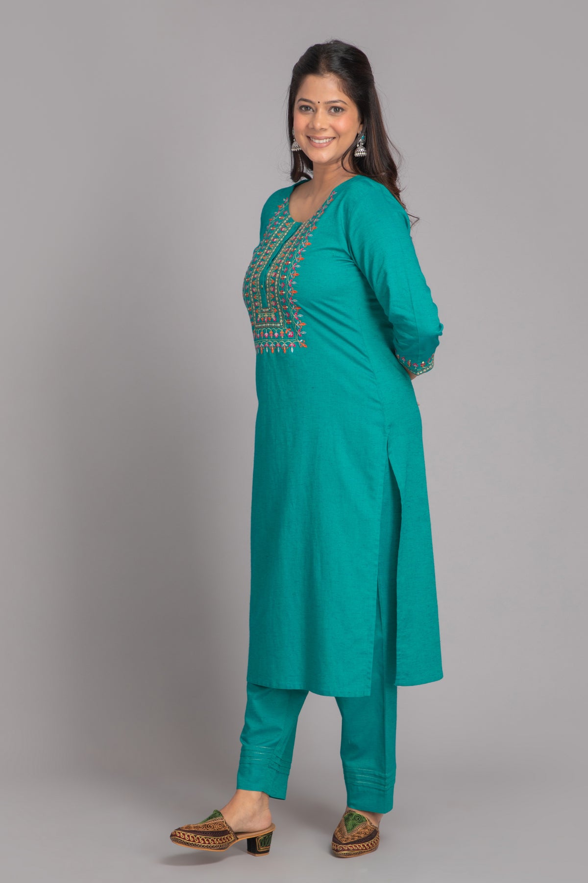 Embroidered 2pcs Kurta Set Detailed with Craft Buttons