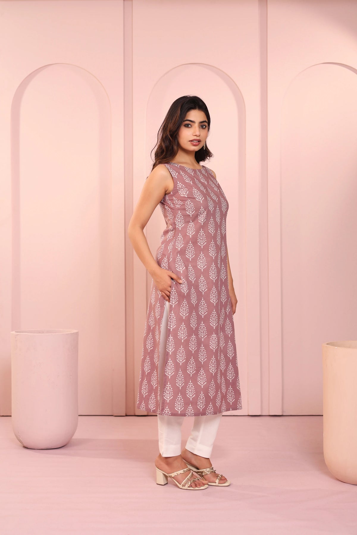 MUL COTTON BOAT NECK SLEEVELESS KURTI