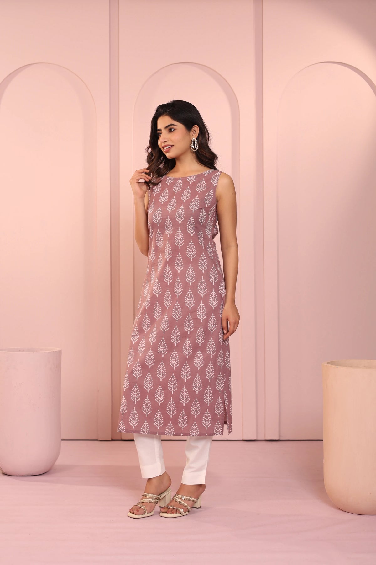 MUL COTTON BOAT NECK SLEEVELESS KURTI