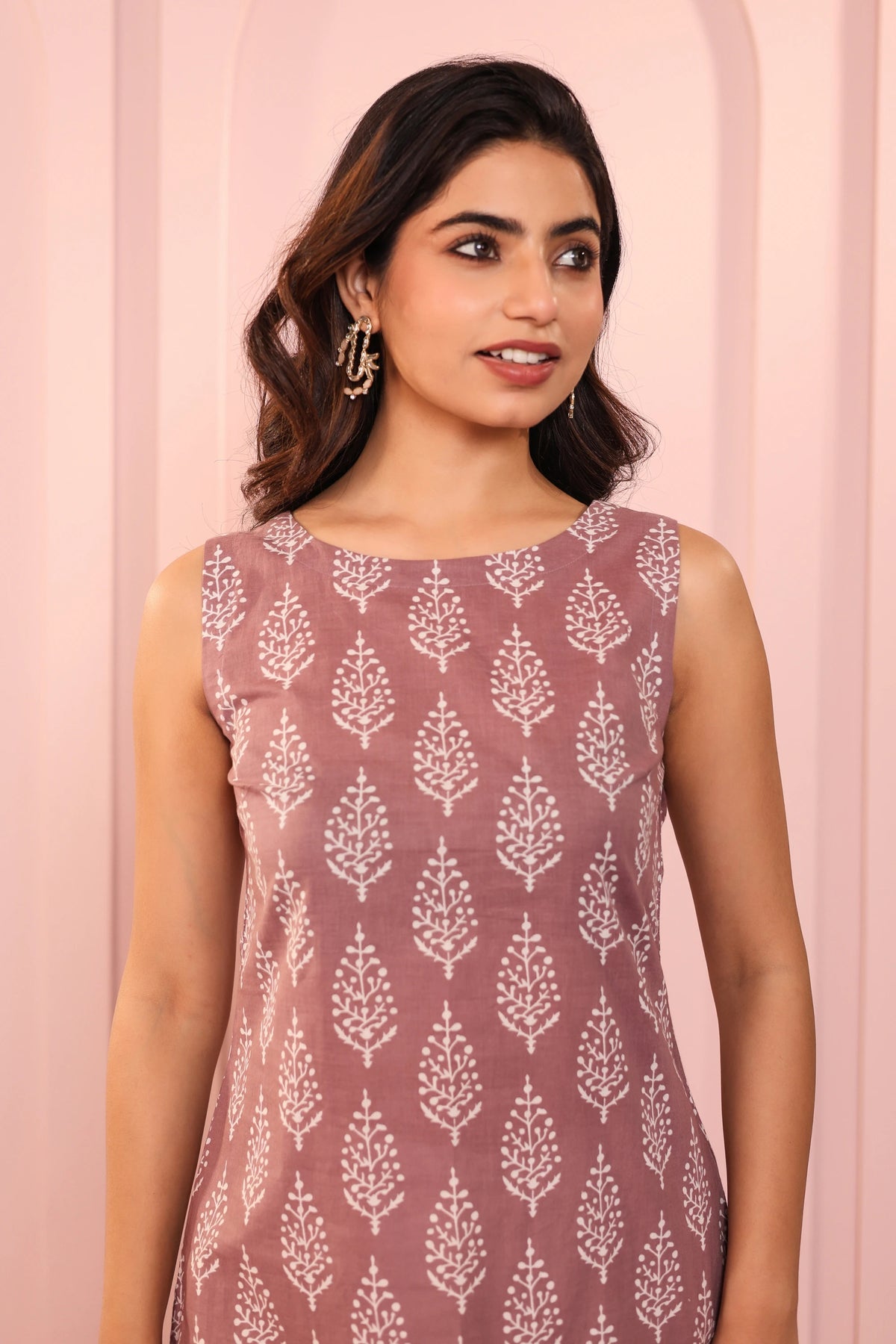 MUL COTTON BOAT NECK SLEEVELESS KURTI