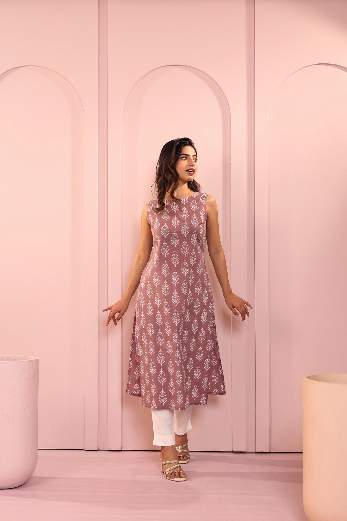 MUL COTTON BOAT NECK SLEEVELESS KURTI