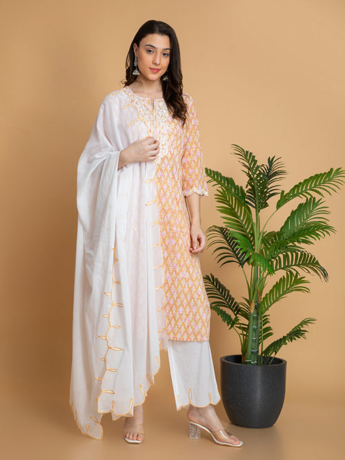 MUL-COTTON 3PC PRINTED KURTA PANT SET DETAILED WITH EMBROIDERY.