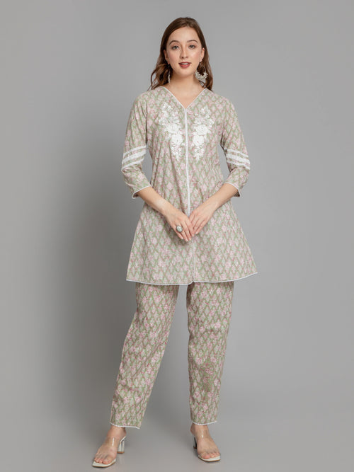 SUTI WOMEN MUL-COTTON PRINTED LACE DETAIL CO-ORD SET EMBELLISHED WITH EMB. & HAND WORK HIGHLIGHT.