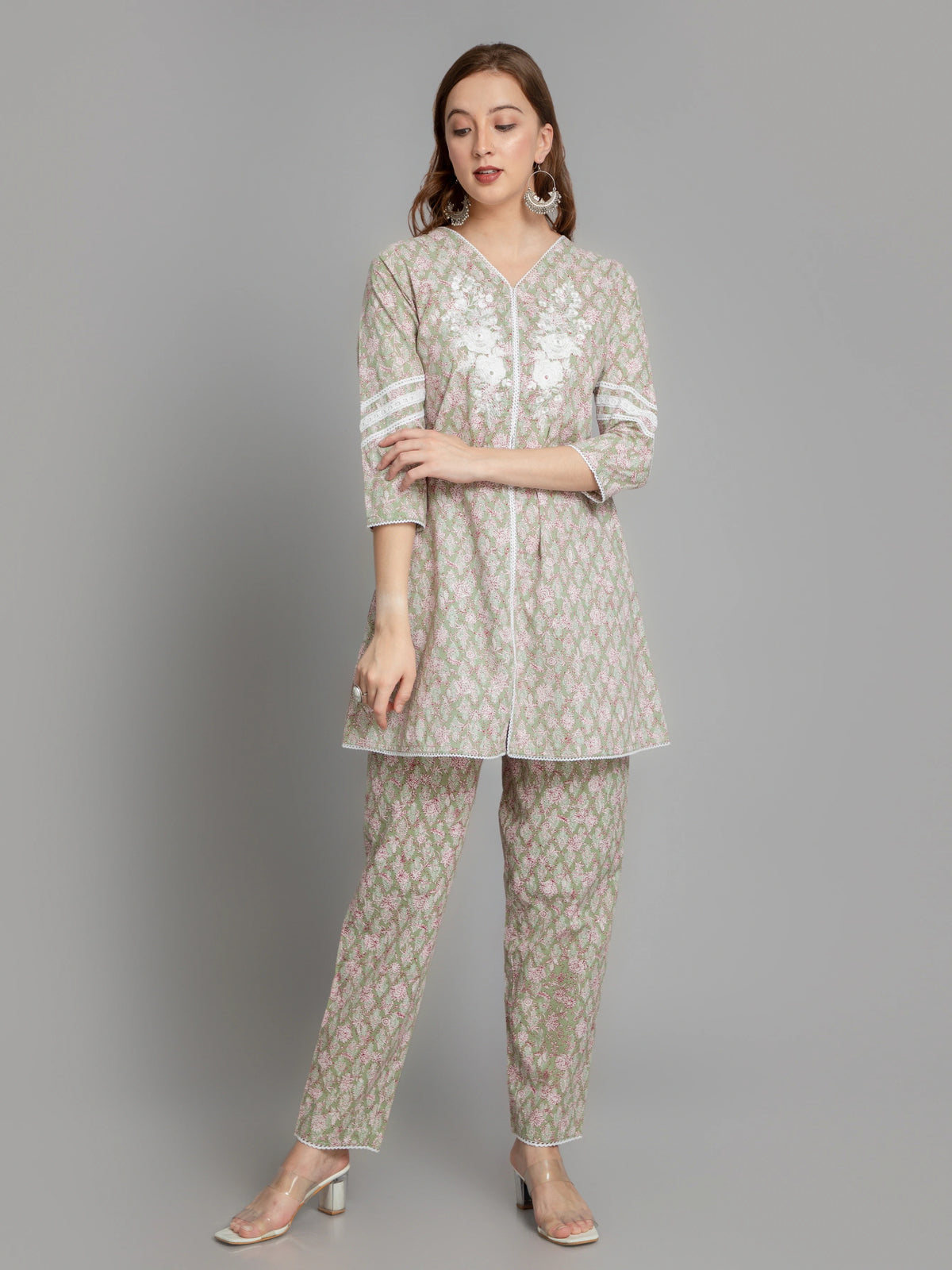 SUTI WOMEN MUL-COTTON PRINTED LACE DETAIL CO-ORD SET EMBELLISHED WITH EMB. & HAND WORK HIGHLIGHT.