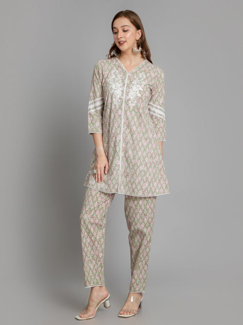 SUTI WOMEN MUL-COTTON PRINTED LACE DETAIL CO-ORD SET EMBELLISHED WITH EMB. & HAND WORK HIGHLIGHT.