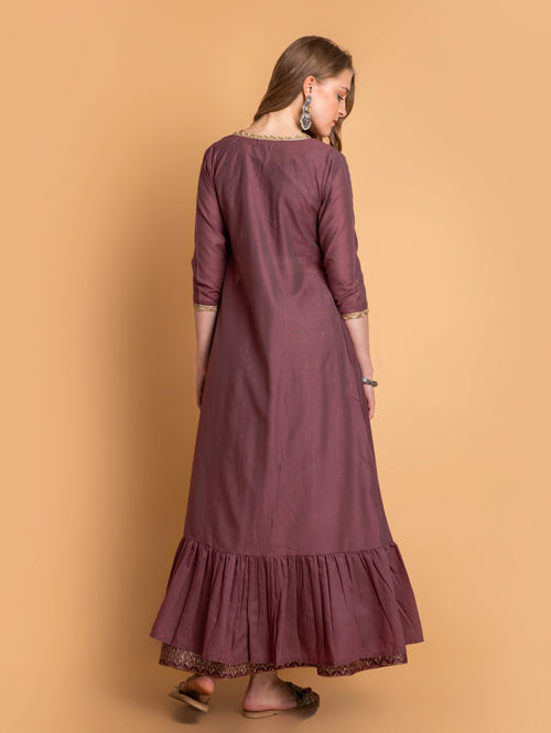 SUTI WOMEN CHANDERI BASE 3PC FUSION SKIRT SET PAIRED WITH LONG SHRUG EMBELIISHED WITH LACE DETAILS.