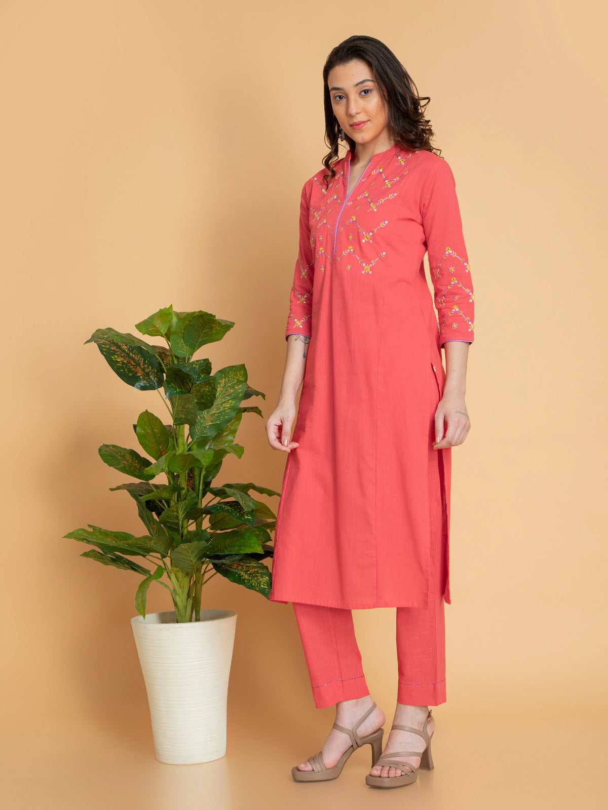 MIRROR EMBROIDERY 2PC KURTA PANT SET DETAILED WITH KANTHA WORK.