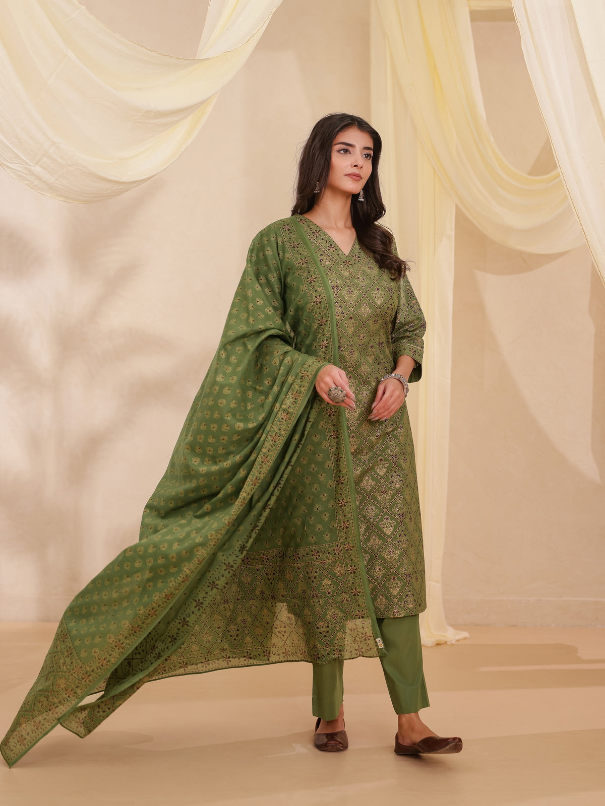 PRINTED STRAIGHT KURTA DELICATE WITH V-NECK LINE AND SOLID BOTTOM