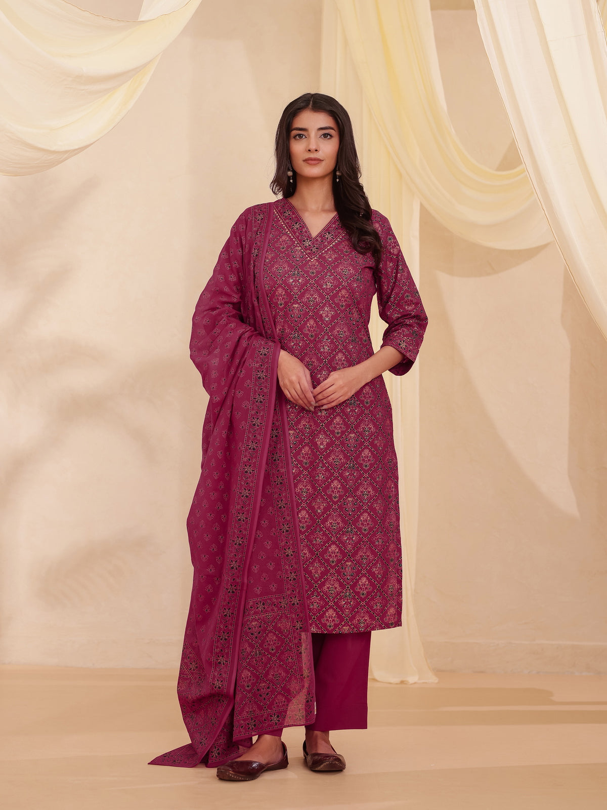 PRINTED STRAIGHT KURTA DELICATE WITH V-NECK LINE AND SOLID BOTTOM