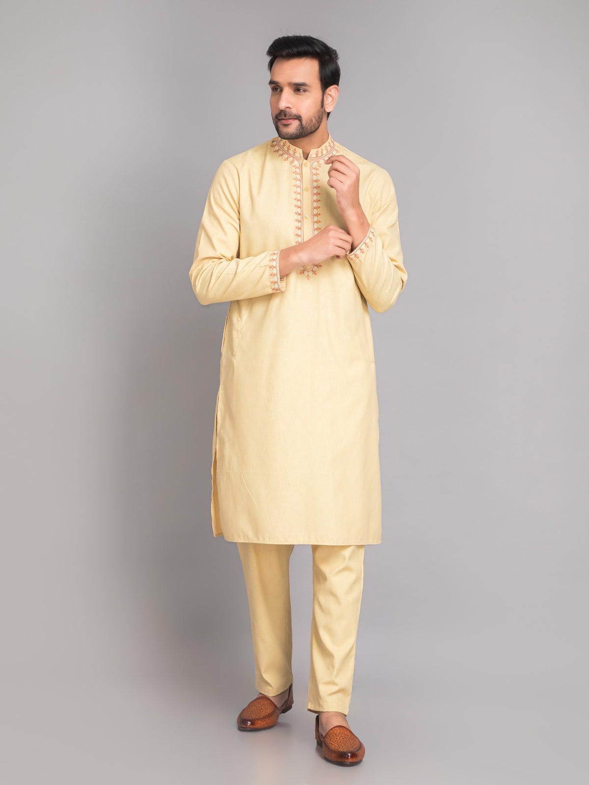 SUTI MENS'S 2 PCS KURTA SET IN MELLOOW YELLOW CHAMBRAY W/ EMBROIDERED NECKLINE