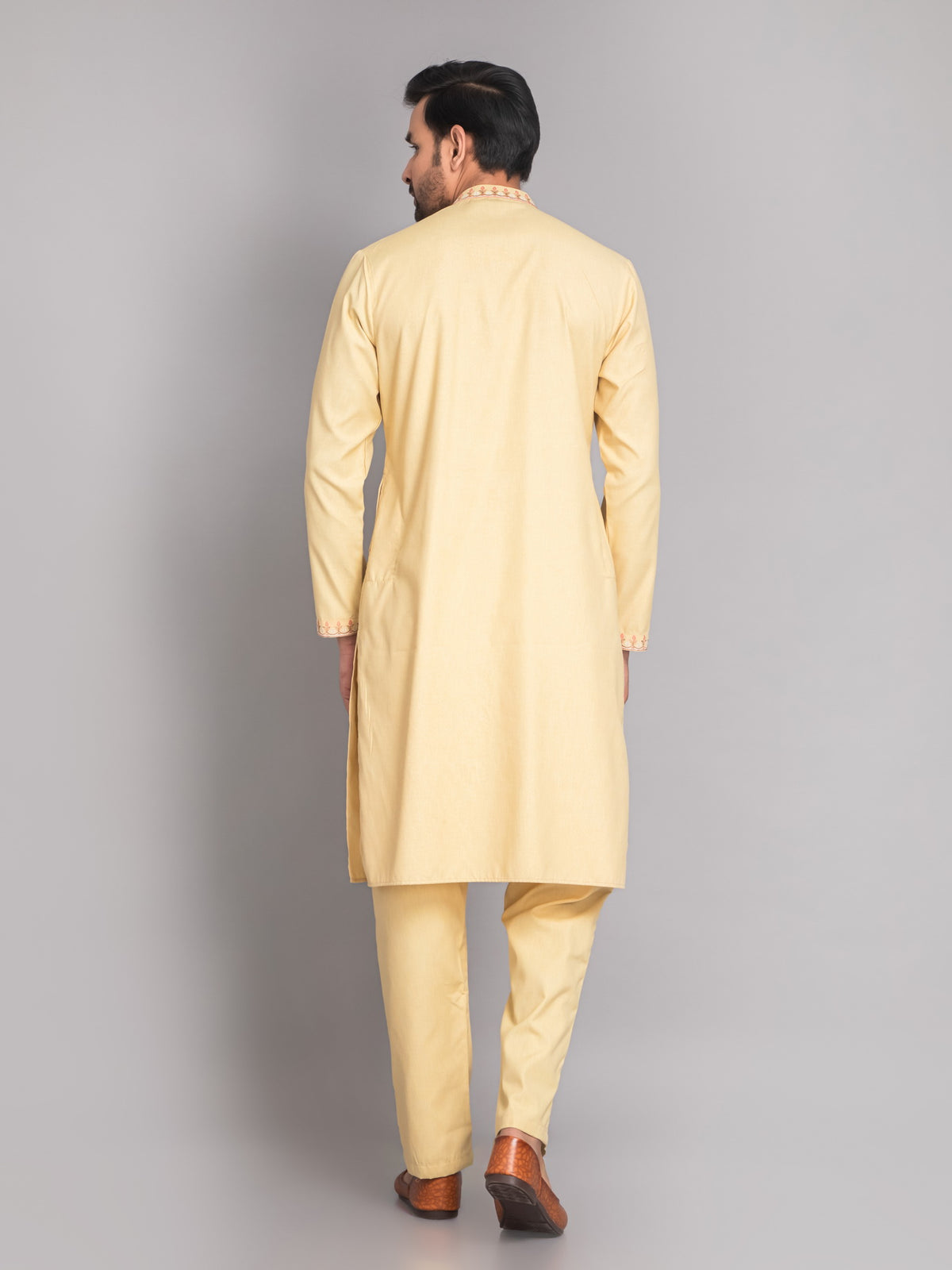 SUTI MENS'S 2 PCS KURTA SET IN MELLOOW YELLOW CHAMBRAY W/ EMBROIDERED NECKLINE