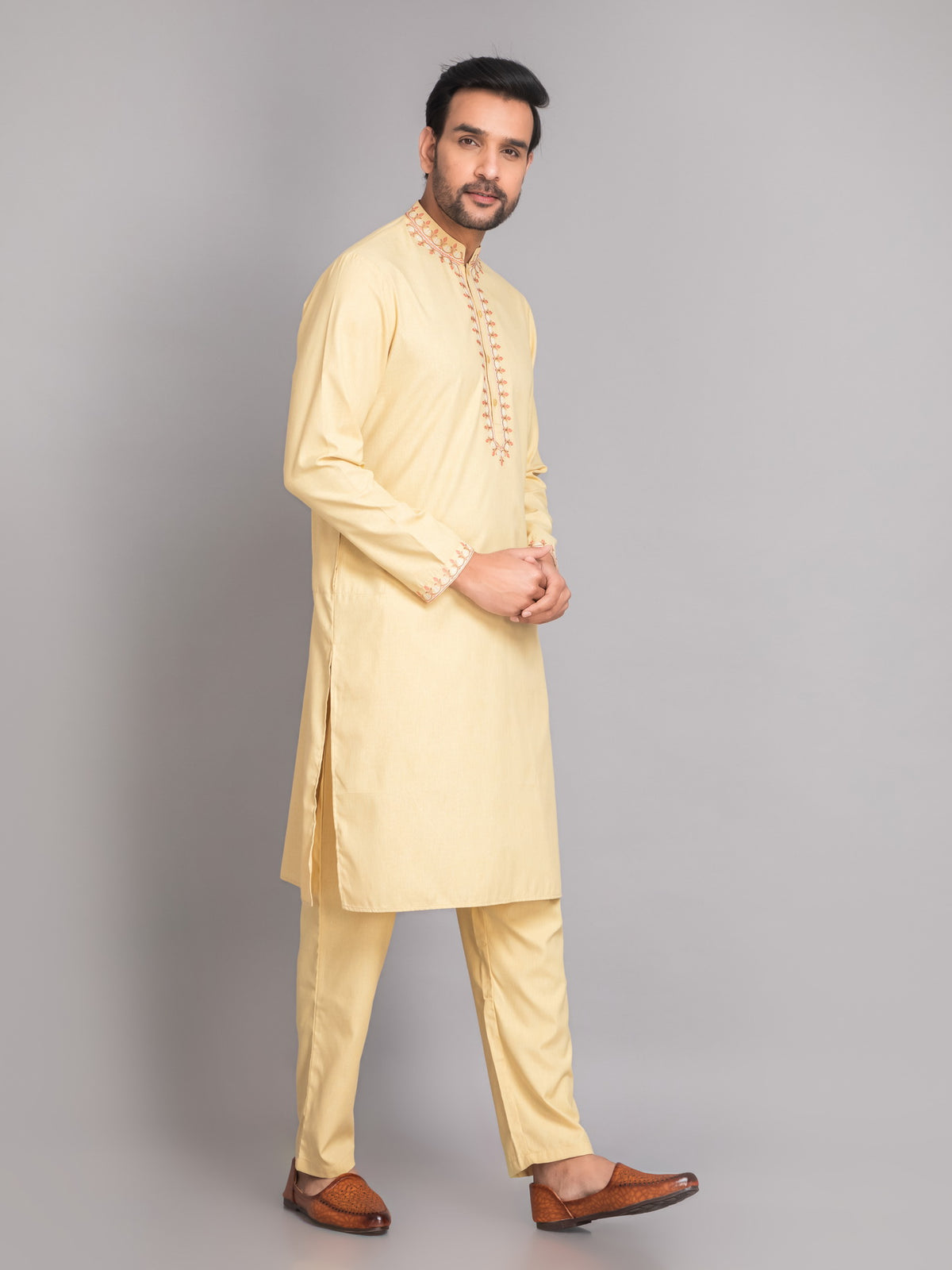 SUTI MENS'S 2 PCS KURTA SET IN MELLOOW YELLOW CHAMBRAY W/ EMBROIDERED NECKLINE