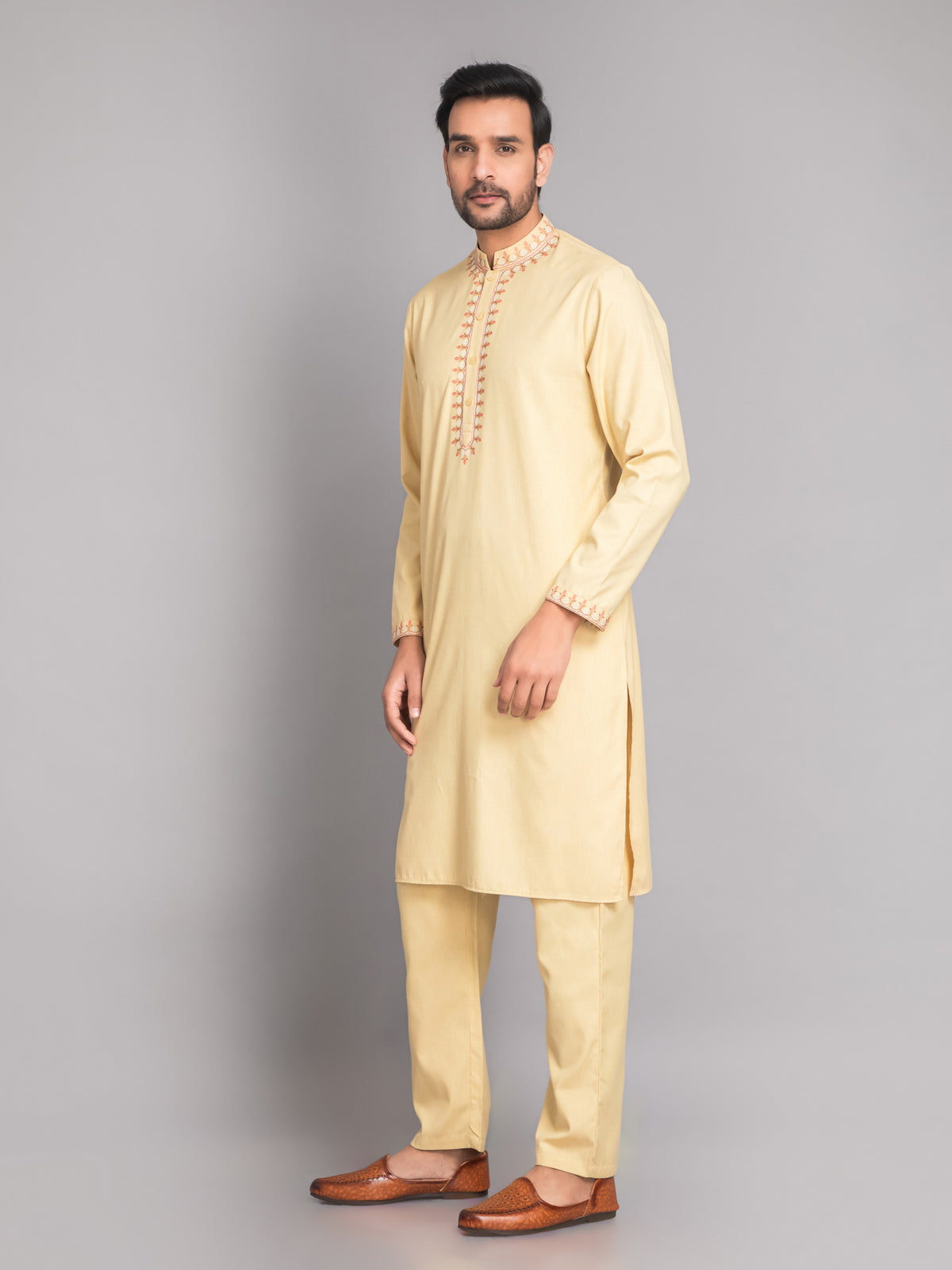 SUTI MENS'S 2 PCS KURTA SET IN MELLOOW YELLOW CHAMBRAY W/ EMBROIDERED NECKLINE