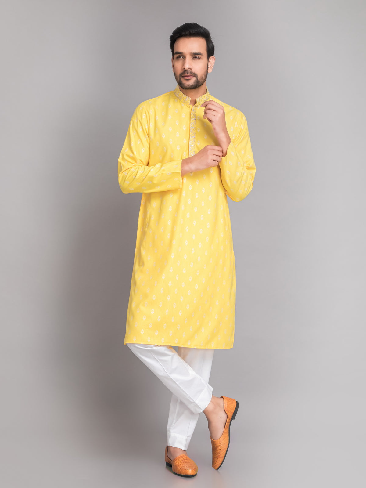 SUTI MEN'S CHAMBRAY PRINTED LONG KURTA EMBELLISHED WITH ZARI EMBROIDERY