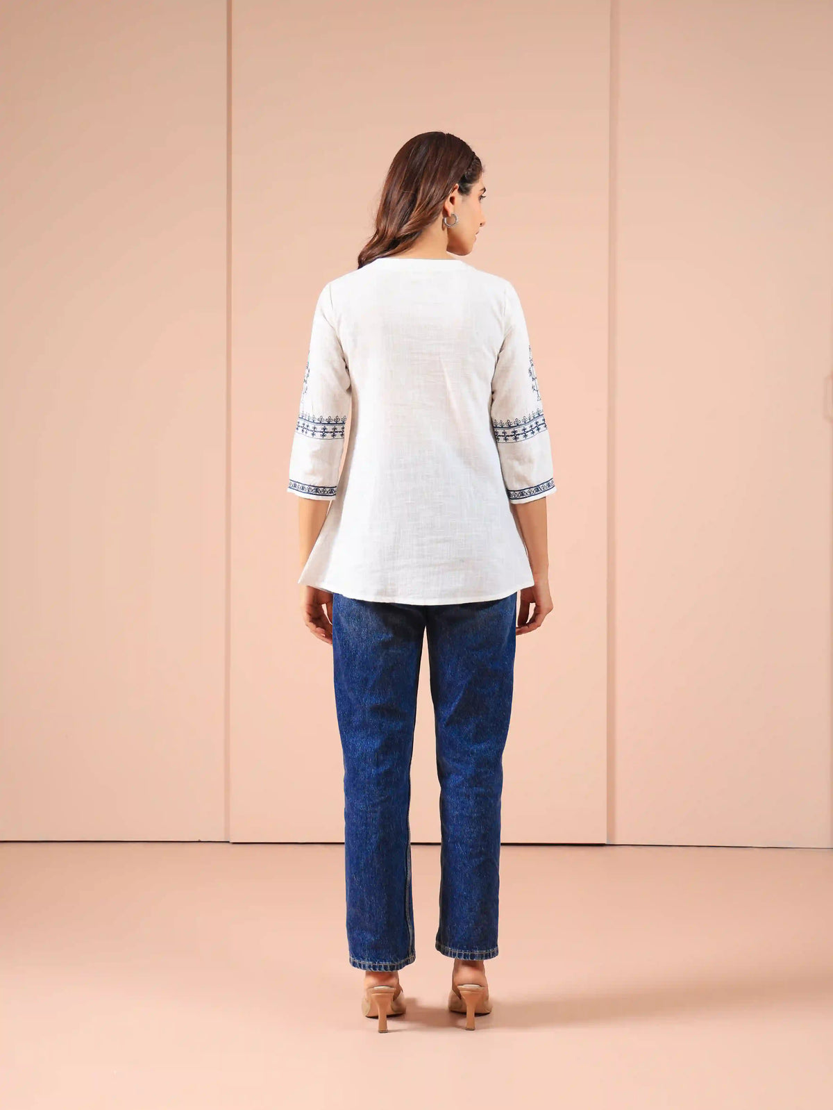 EMBROIDERED SHORT TOP WITH DORI TESSAL