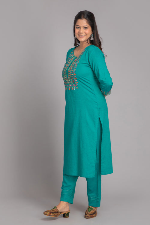 Embroidered 2pcs Kurta Set Detailed with Craft Buttons