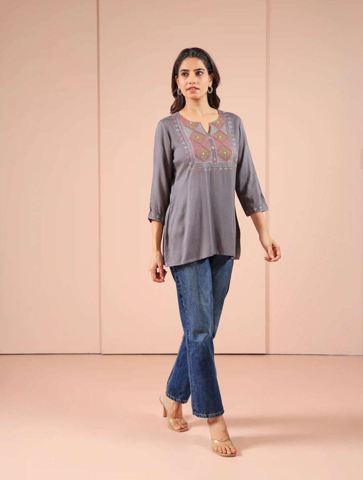 EMBROIDERED SHORT TOP