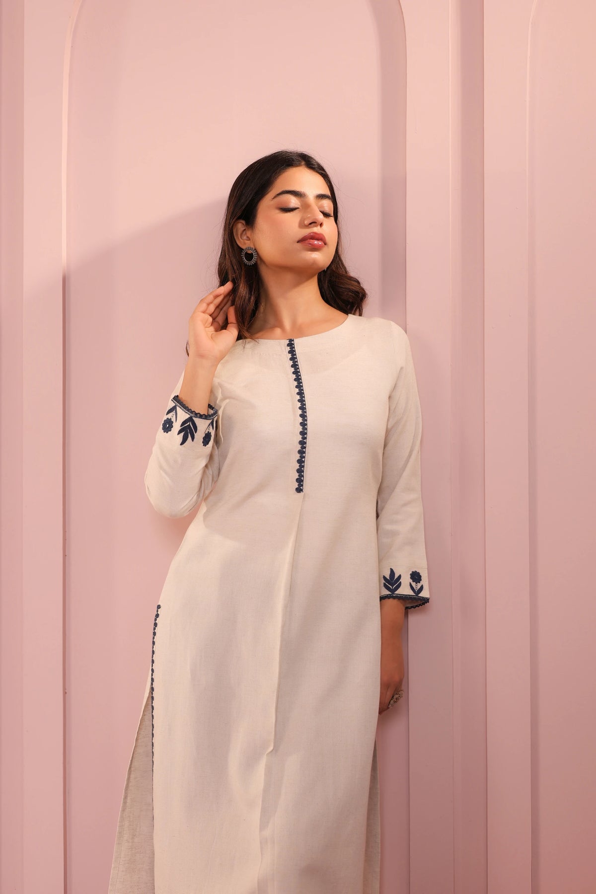 LINEN BLEND 2PC EMBROIDERED KURTA SET WITH LACE DETAILS