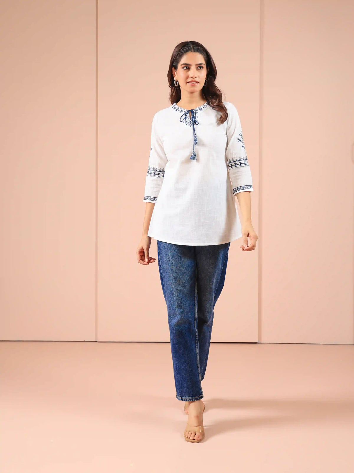 EMBROIDERED SHORT TOP WITH DORI TESSAL