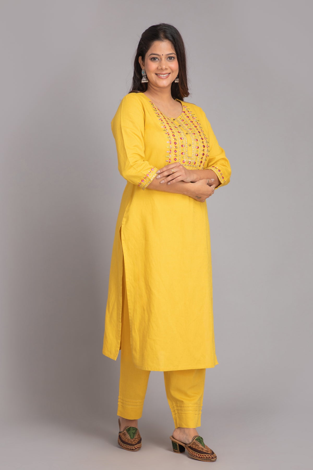 Embroidered 2pcs Kurta Set Detailed with Craft Buttons